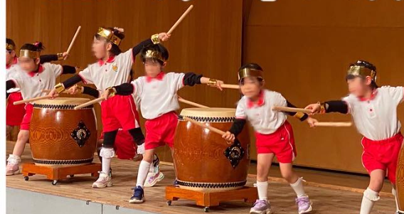 うぐいす音楽フェスティバルで和太鼓を演奏する子どもたち
