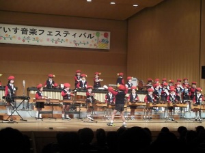 うぐいす音楽フェスティバルで合奏する子どもたち