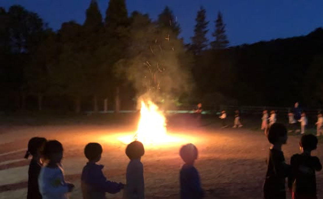 るり渓でキャンプファイヤーを囲む子どもたち